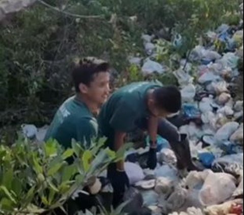 Aksi Heroik Para Pemuda Bangkalan Bersihkan Sampah, Angkut Segunung Popok Bayi