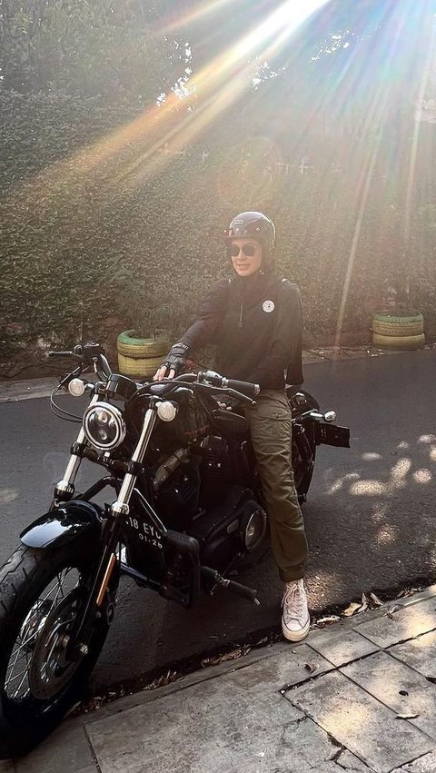 Hobby of Motorcycling, See Portraits of Dian Ayu's Style as a Hijab Lady Biker.
