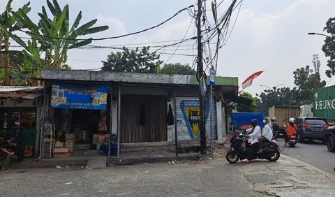 Toko tersebut tepatnya berada di sudut Jl. Sandratek, pertigaan dengan Jl. Jakarta - Bogor dan Jl. Ir. H. Juanda. Luas tokonya berkisar 3x5 meter persegi dengan rolling door berwarna cokelat yang digembok.