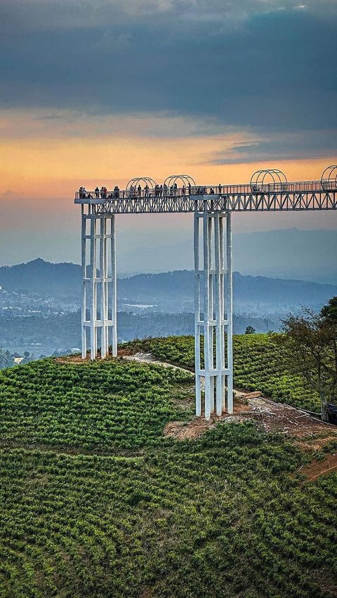 Menilik Pesona Kemuning Sky Hills, Jembatan Kaca Aesthetic di Karanganyar