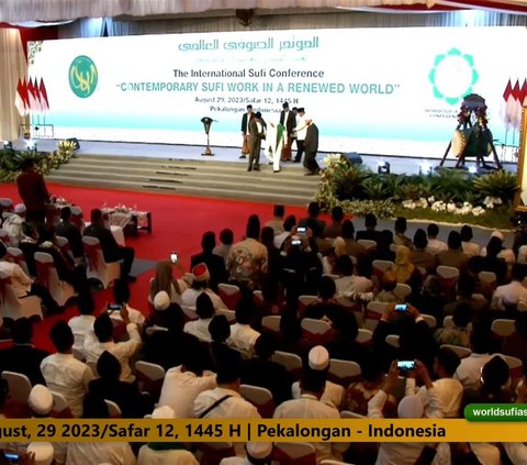 Akrabnya Prabowo dan Ganjar di Acara Sufi Internasional, Tertawa-Gandengan Tangan Depan Jokowi