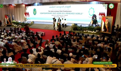 Dilihat dari Youtube World Sufi Assembly, ada momen menarik dalam acara tersebut, di mana Prabowo dan Ganjar terlihat saling bergandengan dan tertawa bersama.