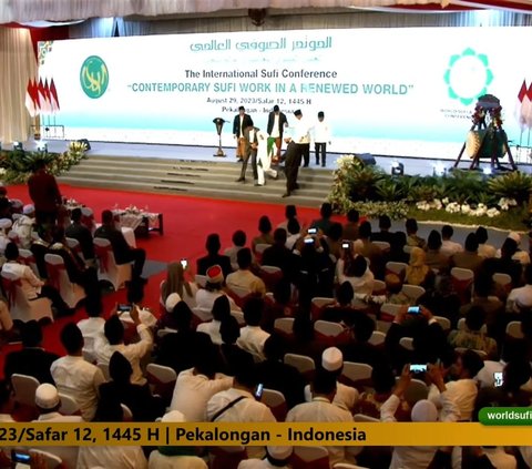 Akrabnya Prabowo dan Ganjar di Acara Sufi Internasional, Tertawa-Gandengan Tangan Depan Jokowi