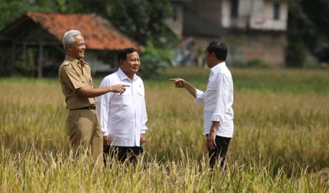 Dua bakal calon presiden 2024 itu juga tertawa bersama-sama saat berjalan menuju ke kursi masing-masing.