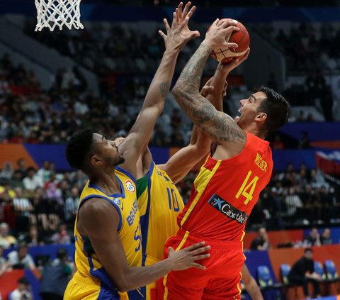 Pemain timnas basket Spanyol, Willy Hernangomez (kanan) berduel dengan dua pebasket Brasil, Bruno Caboclo dan Tim Soares pada penyisihan Grup G FIBA World Cup 2023 di Indonesia Arena, Gelora Bung Karno, Jakarta, Senin (28/8/2023).