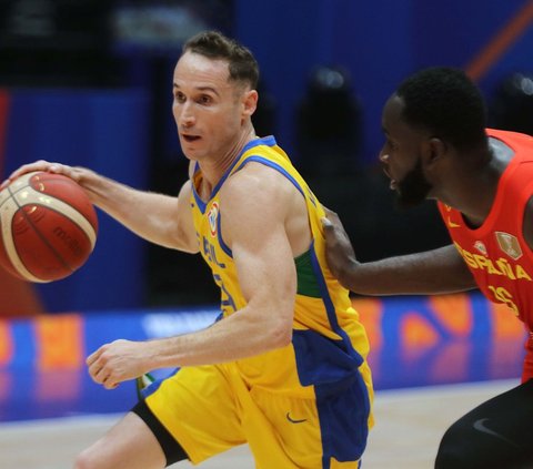 Pemain timnas basket Brasil, Marcelinho Huertas (kiri) mencoba melewati pebasket Spanyol, Usman Garuba pada penyisihan Grup G FIBA World Cup 2023 di Indonesia Arena, Gelora Bung Karno, Jakarta, Senin (28/8/2023).