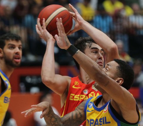 Timnas basket Spanyol berhasil lepas dari tekanan Brazil dan lolos pada babak penyisihan Grup G untuk melanjutkan putaran kedua fase grup usai menang 96-78 pada penyisihan Grup G FIBA World Cup 2023 di Indonesia Arena, Gelora Bung Karno, Jakarta, Senin (28/8/2023).