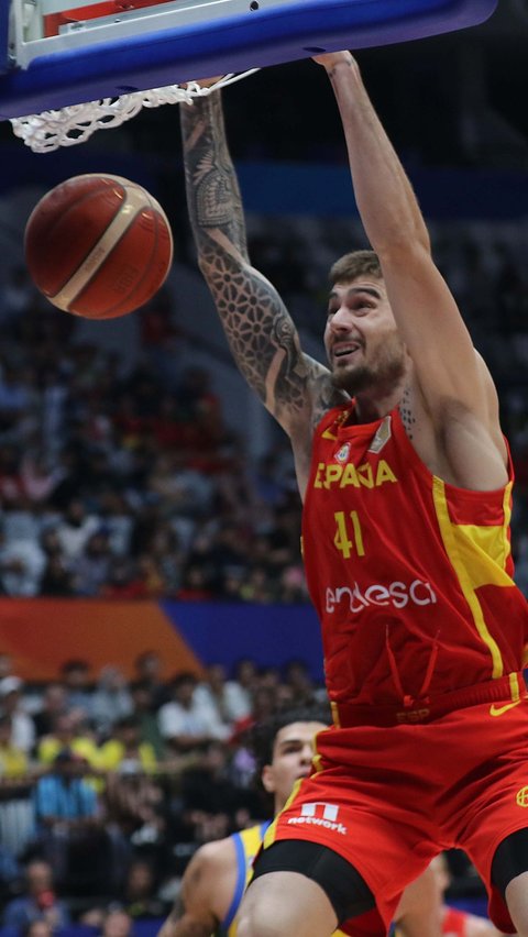 Pemain timnas basket Spanyol, Juancho Hernangomez saat mencetak angka pada penyisihan Grup G FIBA World Cup 2023 melawan Brasil di Indonesia Arena, Gelora Bung Karno, Jakarta, Senin (28/8/2023).