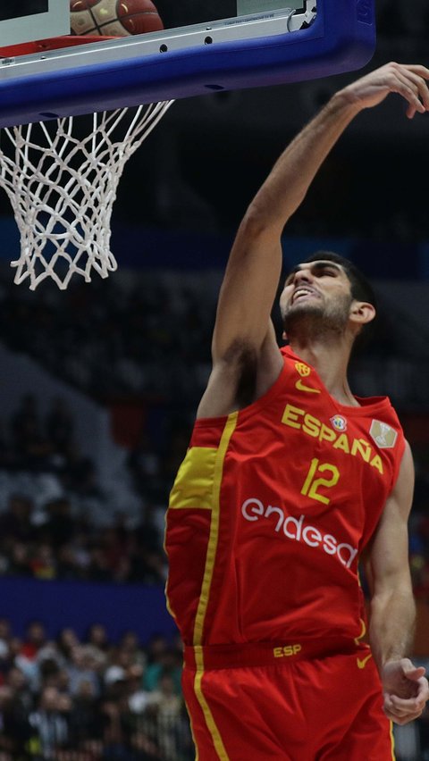 Pemain timnas basket Spanyol, Santiago Aldama saat mencetak angka pada penyisihan Grup G FIBA World Cup 2023 melawan Brasil di Indonesia Arena, Gelora Bung Karno, Jakarta, Senin (28/8/2023).