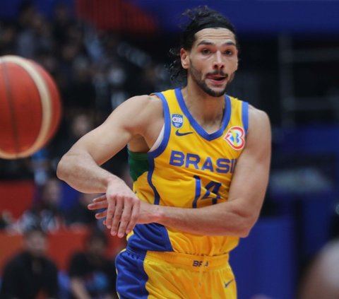 Pemain timnas basket Brasil, Leonardo Meindl saat melawan Spanyol pada penyisihan Grup G FIBA World Cup 2023 di Indonesia Arena, Gelora Bung Karno, Jakarta, Senin (28/8/2023).