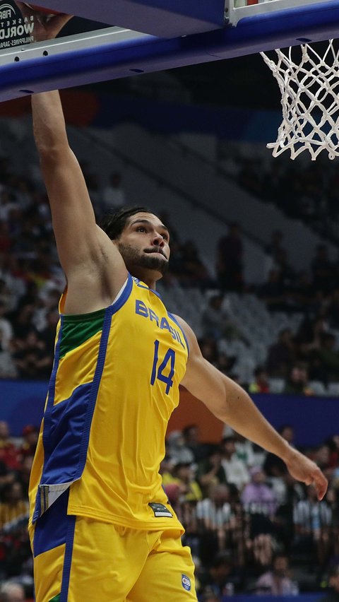 Pemain timnas basket Brasil, Leonardo Meindl saat melawan Spanyol pada penyisihan Grup G FIBA World Cup 2023 di Indonesia Arena, Gelora Bung Karno, Jakarta, Senin (28/8/2023).