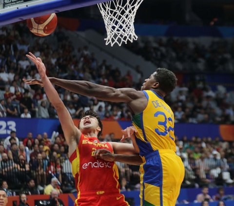 Pemain timnas basket Brasil, Georginho De Paula (kanan) berusaha menahan laju pebasket Spanyol pada penyisihan Grup G FIBA World Cup 2023 di Indonesia Arena, Gelora Bung Karno, Jakarta, Senin (28/8/2023).