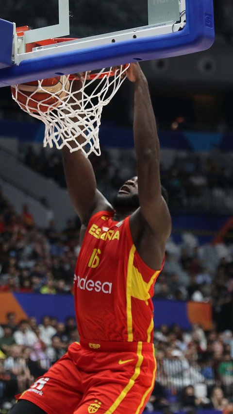 Pemain timnas basket Spanyol, Usman Garuba saat mencetak angka pada penyisihan Grup G FIBA World Cup 2023 melawan Brasil di Indonesia Arena, Gelora Bung Karno, Jakarta, Senin (28/8/2023).