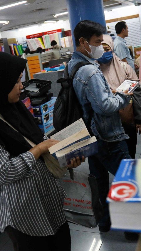 Warga terlihat mencari buku yang sedang promo di Toko Buku Gunung Agung kawasan Kwitang yang akan tutup permanen.