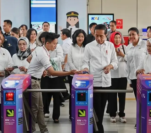 Moda Transportasi light rail transit (LRT) Jabodebek kini telah diresmikan oleh Presiden Joko Widodo (Jokowi), pada Senin (28/8) kemarin. Untuk tarif selama masa uji coba LRT Jabodebek dikenakan biaya Rp 5.000.