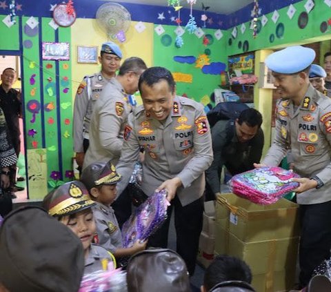 Bangun TK Gratis di Pelosok, Bripka Heri Diberi Hadiah Mengejutkan Jenderal Polisi Bintang Empat