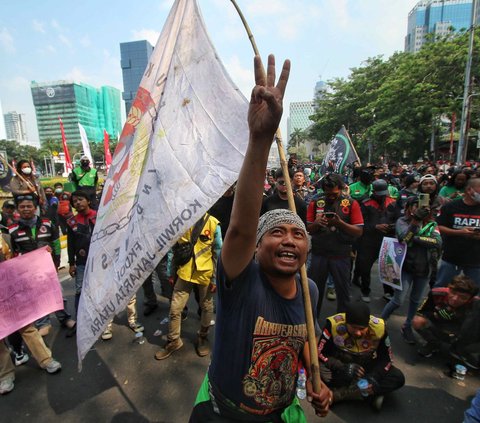 Ratusan pengemudi ojek  daring (online) yang tergabung dalam Koalisi Ojol Nasional (KON) menggelar aksi unjuk rasa di Patung Kuda, Jalan Medan Merdeka Barat, Jakarta, Selasa (29/8/2023).