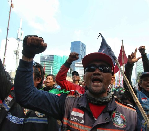 Reaksi massa pengemudi ojek online yang tergabung dalam Koalisi Ojol Nasional (KON) dari berbagai daerah di Jabobetabek berorasi saat berunjuk rasa di Patung Kuda.