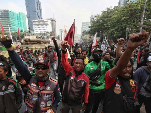 FOTO: Padati Jalan Medan Merdeka Barat, Massa Ojek Online se-Jabodetabek Menagih Janji Pemerintah di Depan Patung Kuda