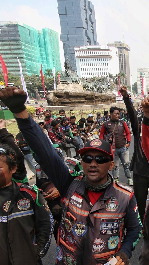 FOTO: Padati Jalan Medan Merdeka Barat, Massa Ojek Online se-Jabodetabek Menagih Janji Pemerintah di Depan Patung Kuda