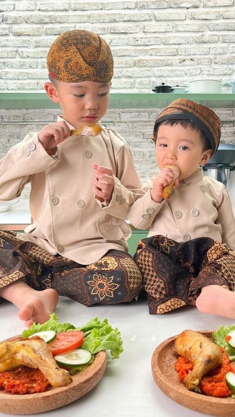 Potret Lucu Arthur dan Baby Timo Anak Chef Arnold saat Makan Ayam Goreng, Kenakan Baju Tradisional Ekspresinya Kocak Banget!