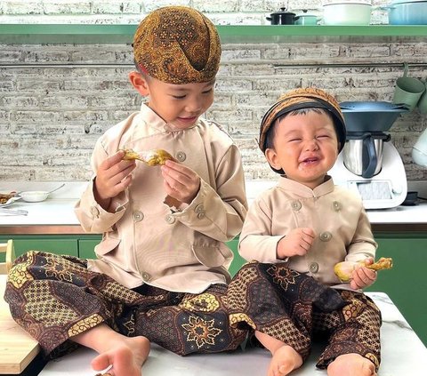 Potret Lucu Arthur dan Baby Timo Anak Chef Arnold saat Makan Ayam Goreng, Kenakan Baju Tradisional Ekspresinya Kocak Banget!