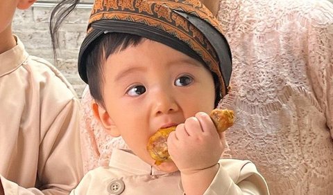 Ekspresi Baby Timo langsung mencuri perhatian. Potretnya lucu dan menggemaskan. 