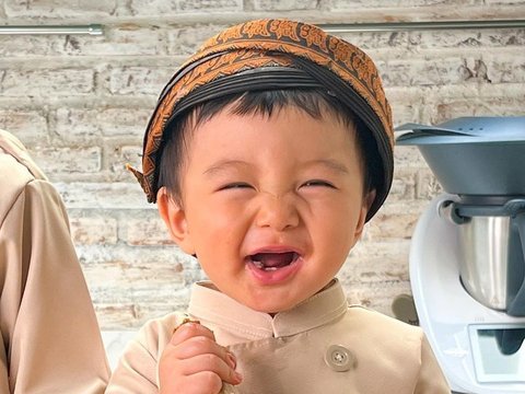 Potret Lucu Arthur dan Baby Timo Anak Chef Arnold saat Makan Ayam Goreng, Kenakan Baju Tradisional Ekspresinya Kocak Banget!