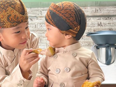 Potret Lucu Arthur dan Baby Timo Anak Chef Arnold saat Makan Ayam Goreng, Kenakan Baju Tradisional Ekspresinya Kocak Banget!