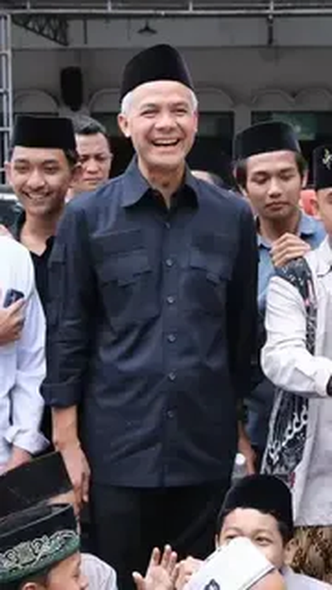 Momen Ganjar dan Prabowo Gandengan Tangan dan Tertawa Bersama di Muktamar Sufi