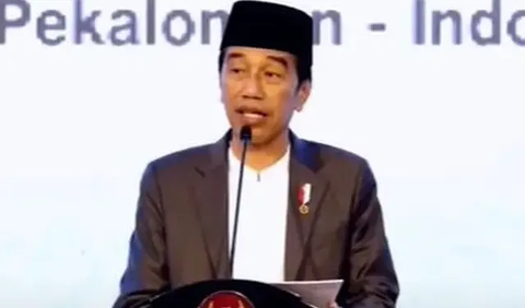 Tepuk tangan meriah saat Jokowi memukul beduk. Setelah memukul beduk, Jokowi menyalami Habib Luthfi, Prabowo, Ganjar, hingga Pratikno.