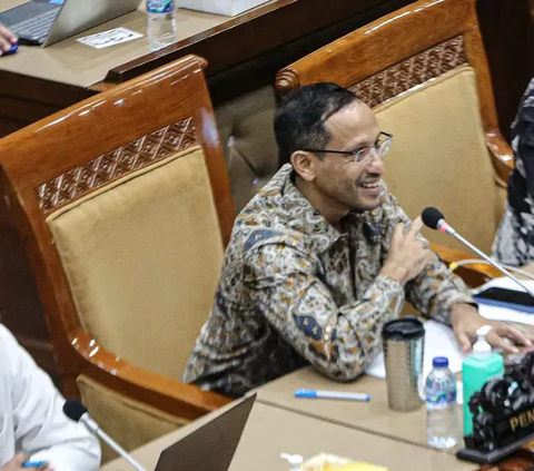 Menteri Pendidikan, Kebudayaan, Riset dan Teknologi (Mendikbud Ristek), Nadiem Makarim mengungkapkan regulasi baru mahasiswa S1 dan Sarjana Terapan bisa lulus tanpa harus skripsi.