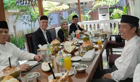 Setelah Muktamar Sufi Internasional selesai, Jokowi mengajak Prabowo dan Ganjar makan siang bersama. Momen itu terlihat di unggahan Instagram story Koordinator Staf Khusus Presiden RI, Ari Dwipayana. 