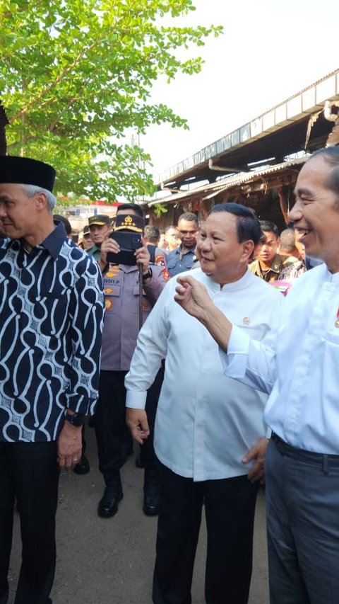 Potret Kompaknya Jokowi, Prabowo dan Ganjar Blusukan ke Pasar Grogolan Pekalongan