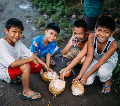 Membesarkan anak laki-laki yang kuat dan mandiri berarti mengembangkan keseimbangan antara kekuatan dan emosi. Hal ini adalah proses yang memerlukan waktu, kesabaran, dan konsistensi.