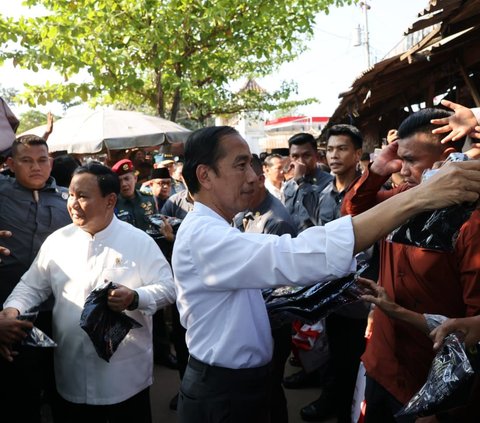 Kedatangan Jokowi dan kedua kandidat bacapres itu disambut antusias pedagang serta masyarakat yang memadati pasar sejak siang hari.