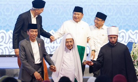 Potret Kompaknya Jokowi, Prabowo dan Ganjar Blusukan ke Pasar Grogolan Pekalongan