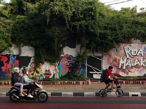 FOTO: Kreativitas Seni Mural Petugas PPSU Percantik Bangunan Tua di Jalan Malaka Jakarta, Pemandangannya Bikin Adem