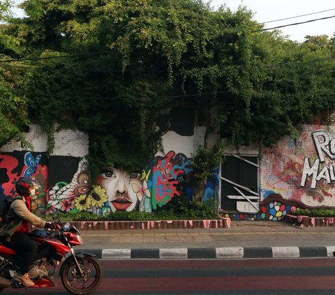 Tak hanya mengagumkan, karya tangan kreatif petugas PPSU ini juga membuat pemandangan bangunan tua di kawasan Jalan Malaka, Jakarta menjadi enak dipandang.