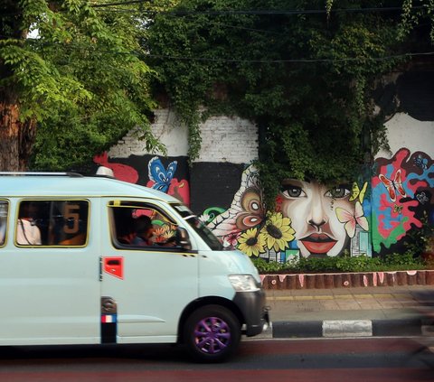 Selain itu, ide kreatif mereka dalam berkarya seni mural ini juga digambarkan untuk mempercantik dan mengedukasi warga sekitar agar tidak membuang sampah sembarangan.<br>