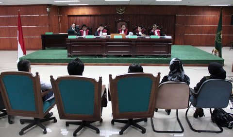Selain hukuman penjara, JPU juga meminta agar majelis hakim yang diketuai Budi Chandra menjatuhkan pidana denda Rp 200 juta subsider 4 bulan kurungan kepada Sofyan.