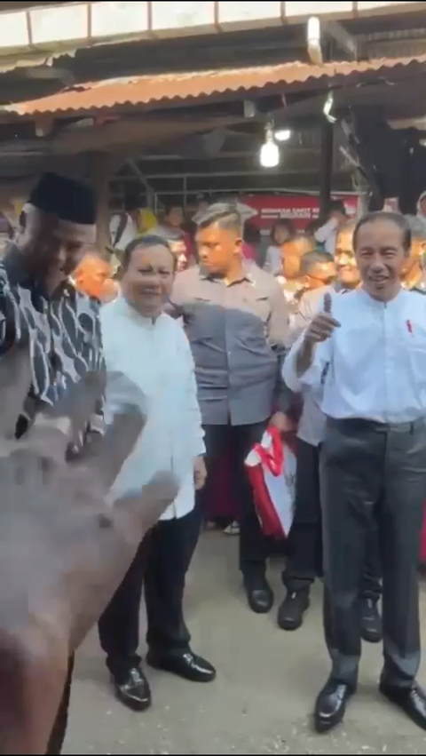 Momen Jokowi Kasih Jempol saat Ganjar-Prabowo Salam Komando Depan Warga