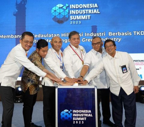 Airlangga Hartarto Raih Tokoh Transformasi Industri pada BKTI PII Award