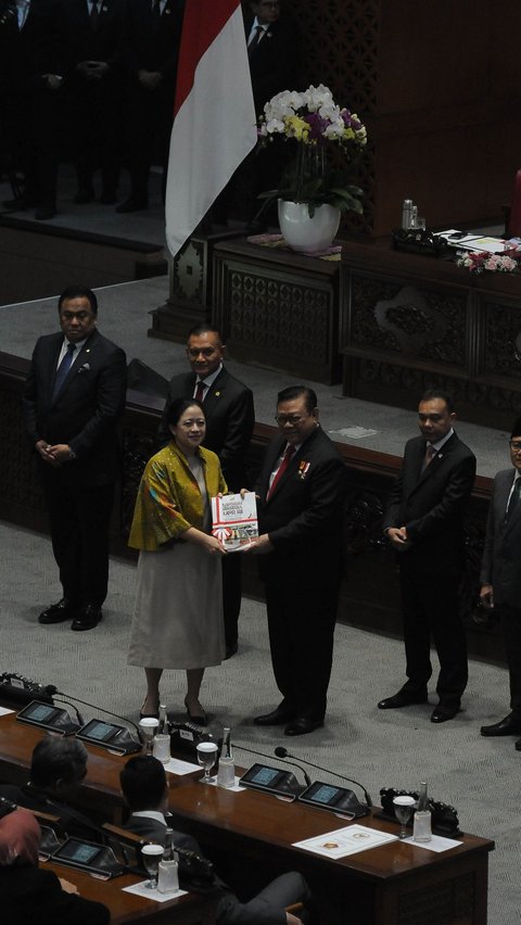 FOTO: Rapat Paripurna Rayakan HUT ke-78 DPR RI, Puan Maharani Tampil Berbatik Kuning Emas