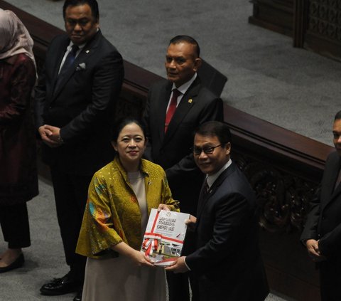 Momen saat Ketua DPR RI Puan Maharani menyerahkan laporan kinerja DPR kepada mantan Ketua DPR periode 2004-2009 Agung Laksono dalam rapat paripurna memperingati HUT ke-78 DPR RI di kompleks Parlemen, Senayan.