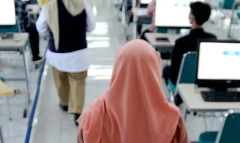 Gara-Gara Tak Pakai Ciput, Rambut Siswi SMPN di Lamongan Digunduli Guru