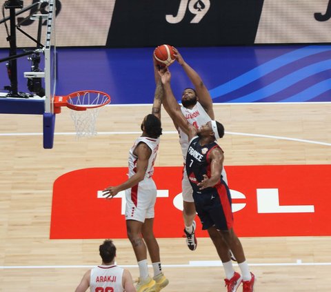Pemain timnas basket Lebanon, Omari Rasulala Spellman (tengah) berebut bola dengan pebasket Prancis, Guerschon Yabusele pada penyisihan Grup H FIBA World Cup 2023.