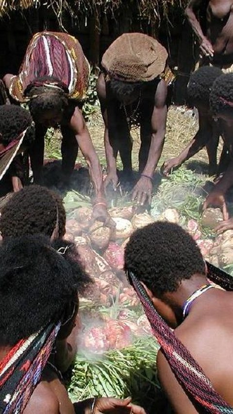 Makna Tradisi Bakar Batu di Papua dan Nilai Toleransi Umat Beragama di Dalamnya