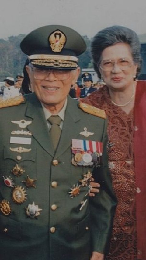 Potret Gagah Jenderal Besar AH Nasutin Berseragam Militer Didampingi Istri