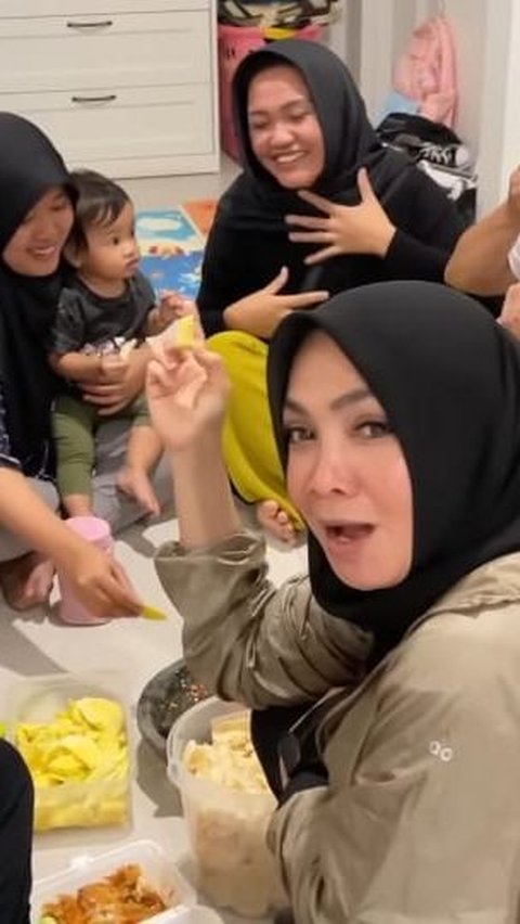 Padahal 'Nyonya Besar' Rieta Amalia Lesehan di Dapur Makan Rujak Bareng Para ART, Sikapnya jadi Perbincangan